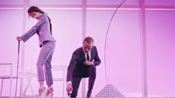 Les sandales blanches compensées de Camila Cabello dans le clip Worth it de Fifth harmony