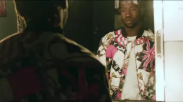 La chaqueta bomber de Jok'air en el clip Es todo para mí