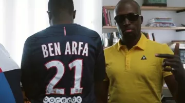 The polo yellow Le Coq Sportif in the clip MMM-hmm from Naza