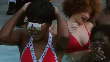 El bañador rojo tommy Hilfiger en el clip MMM de Naza