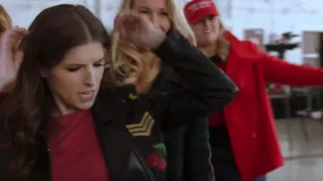 Juteuses cerises au fer à repasser patch porté par Beca Mitchell (Anna Kendrick), comme vu dans la Hauteur Parfaite 3