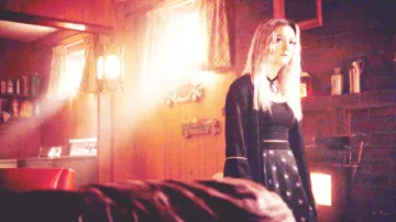 Maje Black Kimono usado por Winter Anderson (Billie Lourd) como se ve en American Horror Story S07E08