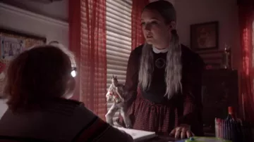 Diane Von Furstenberg Soie Dot Robe portée par l'Hiver Anderson (Billie Lourd) comme vu dans American Horror Story S07E02