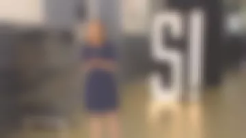 The dress in navy blue by Léa Salamé in Amazing ! the 05/12/2017