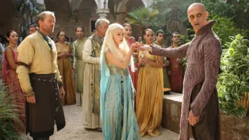 La robe bleue de Daenerys Targaryen (Emilia Clarke) dans Game Of Thrones S02E05