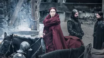 Le costume bordeaux de Mélisandre (Carice van Houten) dans Game Of Thrones S06E01