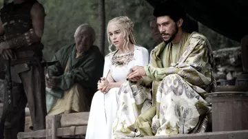 La robe blanche de Daenerys Targaryen (Emilia Clarke) dans Game Of Thrones S05E07