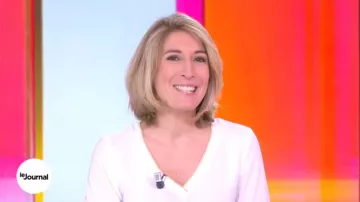 Le top blanc col v doré de Caroline Delage dans William à midi du 07/12/2017