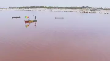 Las costas de Lac Rose (Lac Retba) en Senegal en el clip DKR de Booba