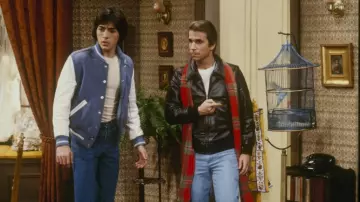 Veste en cuir portée par Fonzie (Henry Winkler) dans la série télévisée Happy Days (saison 9, épisode 14)