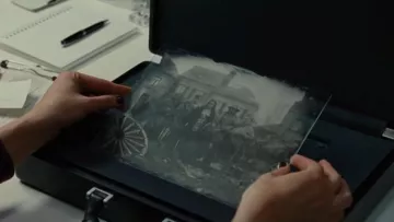 The photo taken in 1918 of Wonder Woman / Diana Prince (Gala Gadot) in Wonder Woman