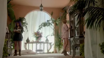 The boots Steve Madden brown Gert Yorkes (Ariela Barer) in Marvel's Runaways S01E04