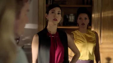 La camiseta amarilla de la noche Helmut Lang de Catherine Wilder (Angel Parker) en Marvel's Runaways S01E04