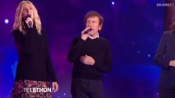 La robe à fleurs de Sandrine Kiberlain qu'elle porte avec un pull pour le Téléthon du 08/12/2017