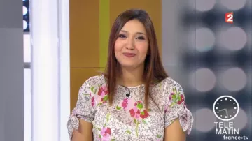 La robe imprimée étoiles et fleurs de Anissa Arfaoui dans Télématin du 26/10/2017