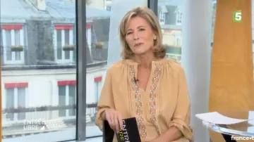 La blusa de seda bordada de Claire Chazal en Entrada gratuita del 03/12/2017