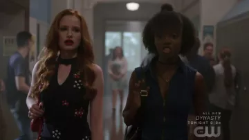 La robe noire à fleurs de Cheryl Blossom (Madelaine Petsch) dans Riverdale S02E07