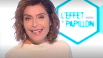 Le pull col bateau de Daphné Roulier dans L'effet papillon du 10/12/2017
