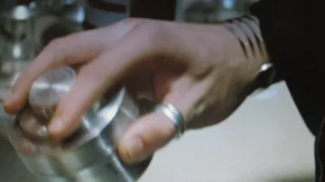 The bracelet "fork" of Elias (Elias McConnell) in Elephant
