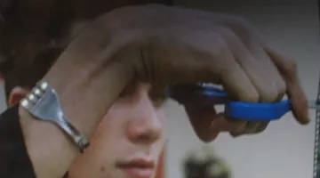 The bracelet "fork" of Elias (Elias McConnell) in Elephant