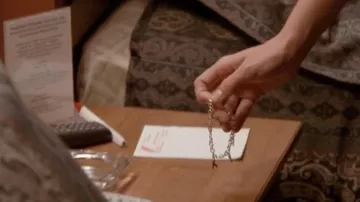 The pendant ribbon "Survivor" bracelet from Ellie Harp (Sheryl Lee) in The Brothers Scott S03E05