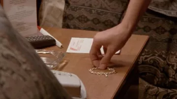 Bracelet with number, Ellie Harp (Sheryl Lee) in The Brothers Scott S03E05