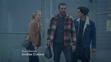 Le sac à main en velours gris BDG de Betty Cooper (Lili Reinhart) dans Riverdale S02E08