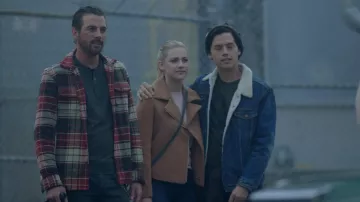Chaqueta Scotch & Soda Camel jacket de Betty Cooper (Lili Reinhart) en Riverdale S02E08