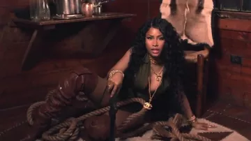 Les bottes cuissardes Yves Saint Laurent Niki 105 de Nicki Minaj dans le clip de The Way Life Goes (Remix) (feat. Nicki Minaj)
