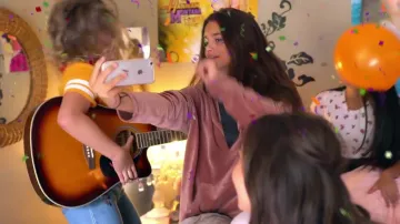 El teléfono inteligente Iphone de Apple en el clip best of 2 de Carla