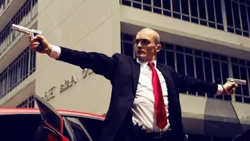 The red tie of Agent 47 (Rupert Friend) in Hitman: Agent 47