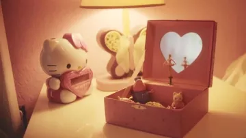 Le réveil Hello Kitty dans le clip Pas fatigué de Nassi