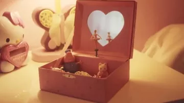 Le chat Sylvanian dans le clip Pas fatigué de Nassi