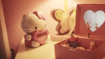 La figurine de Papa Pig dans le clip Pas fatigué de Nassi