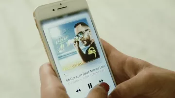 El teléfono inteligente iPhone de Apple en el clip Mi Corazon de DJ Sem