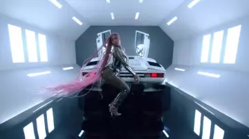 Les cuissardes Yeezy translucides de Nicki Minaj dans le clip Motorsport (feat. Nicki Minaj & Cardi B)