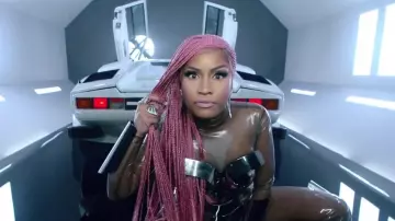 La bage Lynn Ban de Nicki Minaj dans le clip de Motorsport (feat. Nicki Minaj & Cardi B)