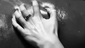 The ring alliance love Cartier in the clip Swalla of Jason Derulo