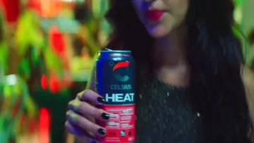 La bebida de calor Can Celsius en el clip Hola de Flo Rida