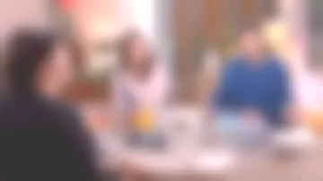 Le pull bicolore de Marie Perarnau dans La maison des maternelles du 12/12/2017