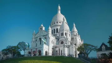 The Basilica of the Sacred Heart in Paris, in The clip Miraculous of Lou and Lenni-Kim