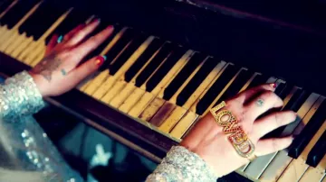 The jewel of hand-Loved of Kesha in the clip Praying