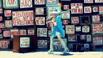 Les boots à plateforme argentées de Kesha dans le clip Praying