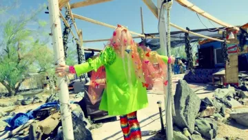 The cloak ruffled green of Kesha in the clip Praying