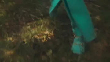 Los mocasines con tacón y flecos de Kesha en el video musical de Learn to let go (en negro)