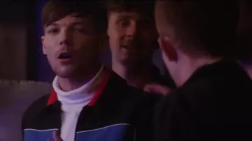 El suéter de cuello de tortuga de Louis Tomlinson en el video musical de Miss You
