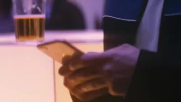 El teléfono inteligente iPhone 8 plus de Louis Tomlinson en el clip de Miss You