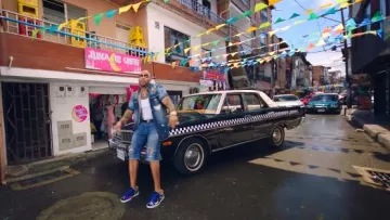 Calle 80c y granero La rebaja y Luna Te Viste boutiques en Medellín, Colombia en flo Rida's Hola clip feat Maluma