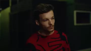 Le pull rouge imprimé de Louis Tomlinson dans le clip Back to you