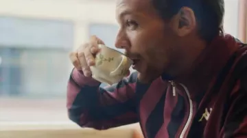 Chaqueta a rayas Kappa de Louis Tomlinson en la parte posterior de tu video musical